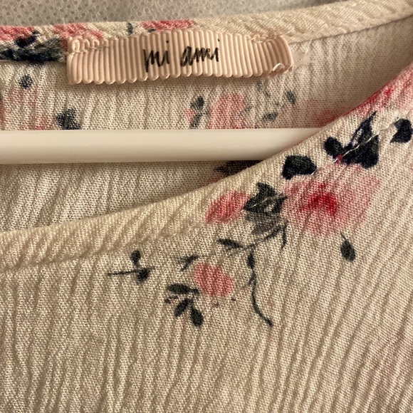 Mi ami top size medium I’m white/pink/green flowers 🌸 - Picture 2 of 7